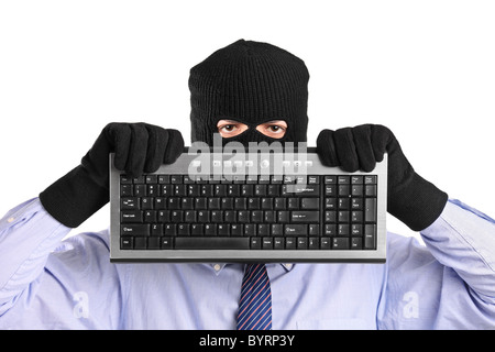 Un hacker de vol qualifié mask holding un clavier Banque D'Images