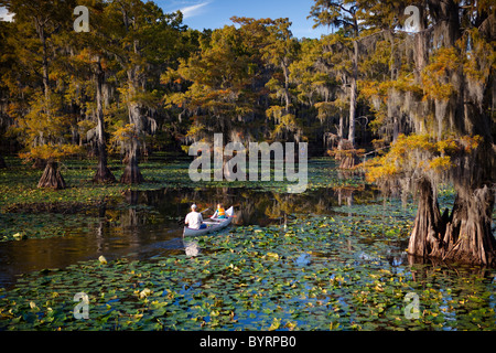 Personnes équitation canoë, chauve cyprès, Cypress Swamp, Caddo Lake, Texas et Louisiane, Etats-Unis Banque D'Images