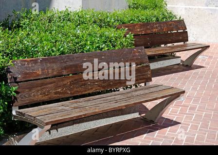 Deux bancs en bois près de l'église à Lloret de Mar. Banque D'Images