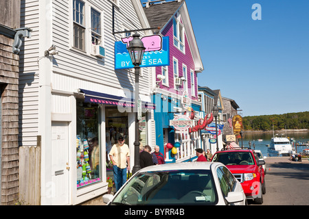 Les passagers des navires de croisière le long de la rue principale commerçante, à Bar Harbor, Maine Banque D'Images