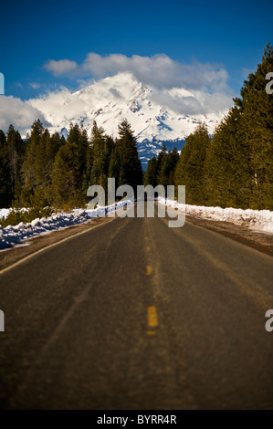 Route menant au mont Shasta, Californie - version verticale Banque D'Images