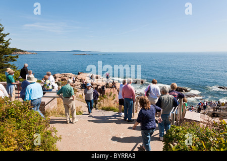 Les touristes en descendant la côte rocheuse à Thunder Hole dans l'Acadia National Park près de Bar Harbor, Maine Banque D'Images