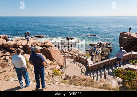 Les touristes en descendant la côte rocheuse à Thunder Hole dans l'Acadia National Park près de Bar Harbor, Maine Banque D'Images