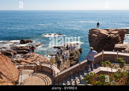 Les touristes en descendant la côte rocheuse à Thunder Hole dans l'Acadia National Park près de Bar Harbor, Maine Banque D'Images