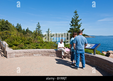 Les touristes lire informations inscription à Thunder Hole dans l'Acadia National Park près de Bar Harbor, Maine Banque D'Images