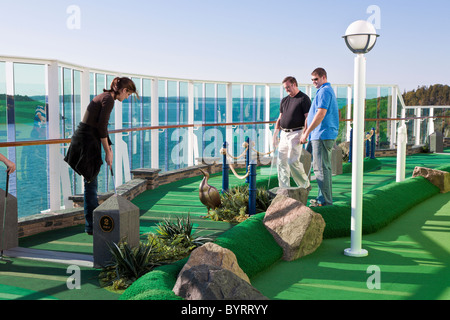 Family playing miniature golf sur le pont du bateau de croisière au port à Bar Harbor, Maine Banque D'Images