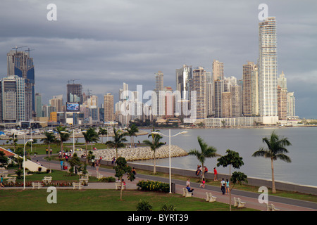 Panama,Amérique latine,Amérique centrale,Panama City,Cinta Costera,Océan Pacifique,eau,Beltway côtier,Bahia de Panama,parc linéaire,horizon,gratte-ciel gratte-ciel de la côte sk Banque D'Images