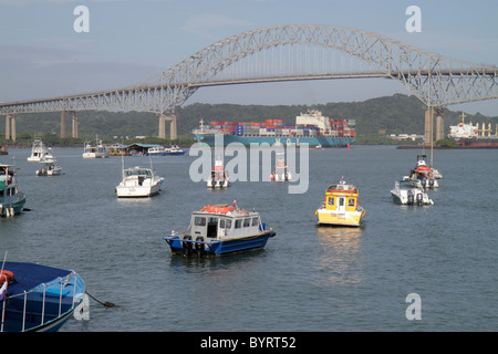 Panama,Amérique latine,Amérique centrale,Panama City,Amador,Canal de Panama,approche de l'océan Pacifique,Puente de las Americas,Thatcher Ferry Bridge,bateau,navire,navire,navi Banque D'Images