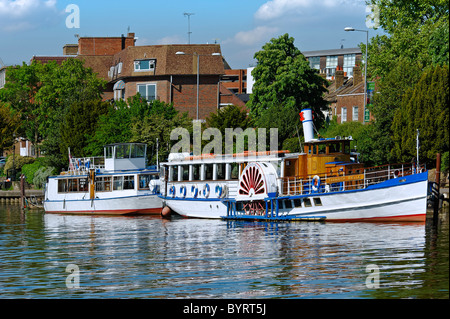 LONDRES, Royaume-Uni - 24 MAI 2010 : vue sur « Richmond Royale » et « Yarmouth Belle » - 2 bateaux de croisière exploités par Turks Tours amarrés sur la Tamise Banque D'Images