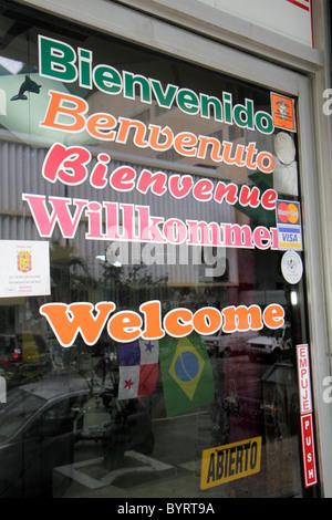 Panama,Latin,Amérique Centrale,Panama City,Bella Vista,vitrine,fenêtre,panneau en verre peint,multilingue,bienvenue,bienvenido,Benvenuto,Bienvenue,Willkomm Banque D'Images