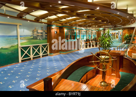 L'intérieur de couloir en Royal Caribbean's Jewel of the Seas bateau de croisière. Banque D'Images