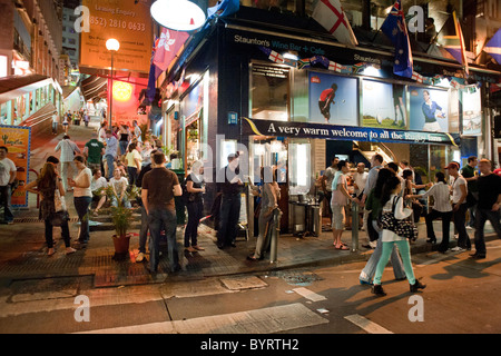 Staunton's bar avec des gens dans la rue. Lors du fameux tournoi de rugby à 7 à Hong Kong. Banque D'Images