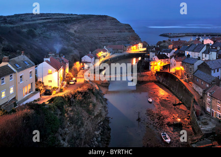 STAITHES, NORTH YORKSHIRE, UK - 16 MARS 2010 : vue nocturne sur le Roxy beck et le village Banque D'Images