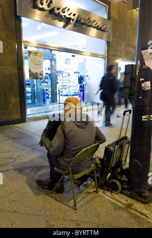 Musicien jouant à l'accordéon sur Chicago street at night Banque D'Images