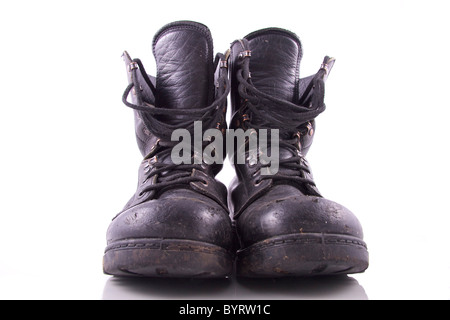 Bottes militaires noires usées isolated on white Banque D'Images