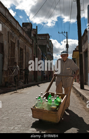 Homme portant un panier rempli de boissons. Camaguey, Cuba Banque D'Images