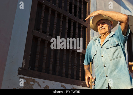 Vieil homme avec un bâton de marche, Trinidad, Sancti Spiritus, Cuba, Caraïbes Banque D'Images