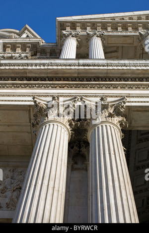 Détail de la façade ouest de la Cathédrale St Paul de Londres, montrant l'ornementation en pierre, capitales, d'un entablement et fronton Banque D'Images