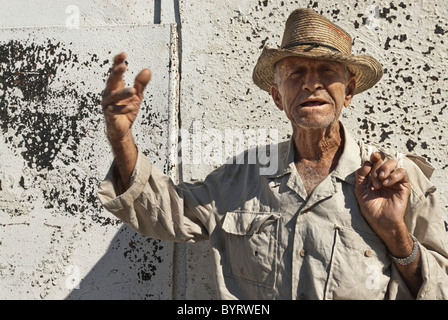 Vieil homme avec chapeau de paille en revenant de travailler sur une ferme , Palmira, Cienfuegos, Cuba, Caraïbes. Banque D'Images