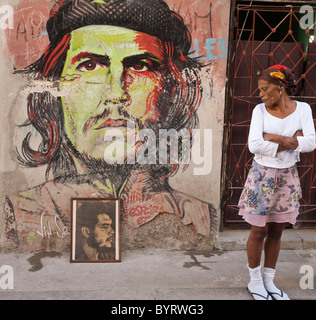 Femme regardant une photo de Che Guevara, La Habana, Cuba, Caraïbes. Banque D'Images