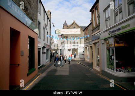 Commercial Street, la principale rue commerçante à Lerwick, les îles Shetland. Les voitures doivent rouler lentement et soigneusement Banque D'Images