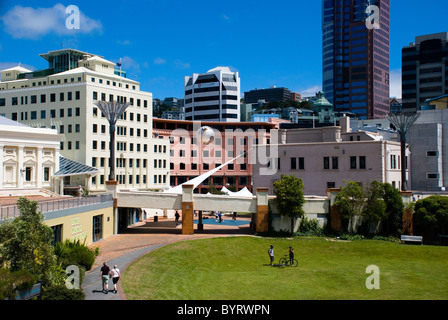 Une journée ensoleillée à Wellington Civic Square, Wellington, Nouvelle-Zélande Banque D'Images