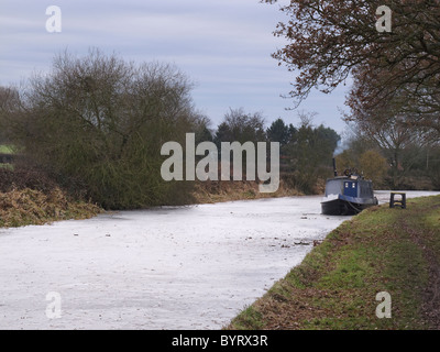 Stratford Upon Avon canal près de Wootton Wawen, gelé en hiver, avec barge. Le Warwickshire, Royaume-Uni, Janvier 2011 Banque D'Images