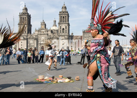 Les danseurs aztèques dans centre historique à l'extérieur de la Place Zocalo Cathédrale Métropolitaine, Mexico, Mexique Banque D'Images