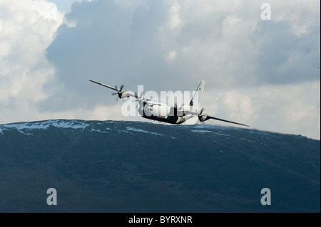 C-130 Hercules lisse teansport raf flying workhorseLowe dans le nord du Pays de Galles le mach loop ils vont aussi bas que 250ft Banque D'Images