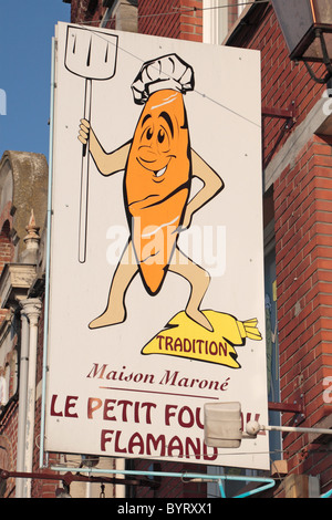 Le petit signe au-dessus de la boulangerie et pâtisserie Fournil flamand sur la rue principale à Bailleul, nord, nord de la France. Banque D'Images