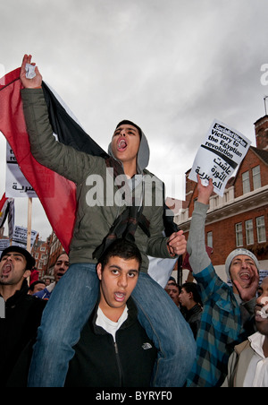 Communauté égyptienne en Grande-Bretagne pour protester contre Moubarak révolution au cours de l'ambassade égyptienne à Février 2011 Banque D'Images
