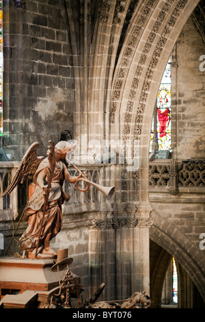 Ange en bois sur le dessus de l'orgue, Santa Maria de la Sede, Cathédrale de Séville, Espagne Banque D'Images