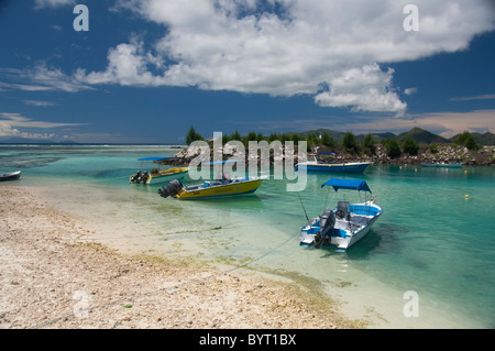 Les Seychelles, l'île de La Digue. Ville de La Passe du port. Banque D'Images