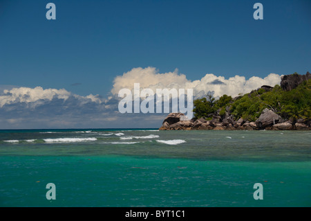 Les Seychelles, l'île de La Digue. Ville de La Passe du port. Banque D'Images