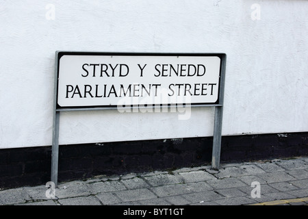 Un nom de rue bilingue en anglais et gallois signe sur une rue dans le Nord du Pays de Galles, Rhuddlan Banque D'Images