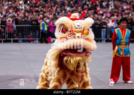 Danse du lion lors des célébrations du Nouvel An chinois à Londres Banque D'Images