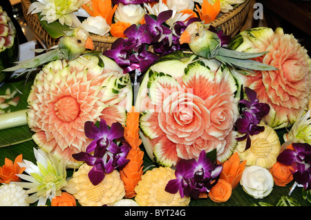 Arrangement floral sculpté de fruits et légumes frais, y compris un oiseau fait à partir d'un ananas Banque D'Images