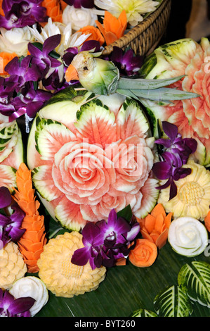 Arrangement floral sculpté de fruits et légumes frais, y compris un oiseau fait à partir d'un ananas Banque D'Images