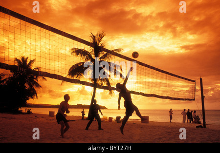 Guam, Micronésie : jouer au volley-ball sur plage en face de stations, à la baie de Tumon. Banque D'Images