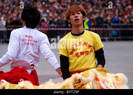 Danse du lion lors des célébrations du Nouvel An chinois à Londres Banque D'Images