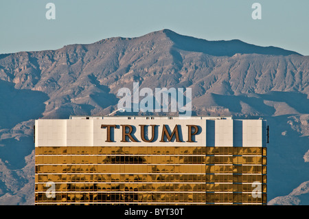 Le Trump Tower Hotel, Las Vegas, Nevada, USA avec les montagnes de la Sierra Nevada en arrière-plan Banque D'Images