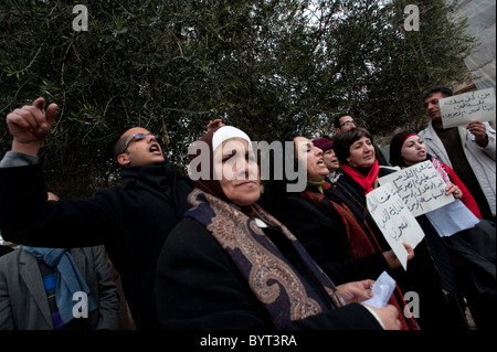 Un groupe de militants palestiniens a des signes et des chants des slogans en solidarité avec les manifestations anti-gouvernementales en Egypte. Banque D'Images