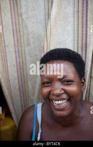 Une jeune femme urbaine vivant à Kampala, Ouganda, Afrique de l'Est. Banque D'Images