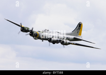 Boeing B-17G Flying Fortress 'Liberty Belle' voyage dans pour un défilé à Duxford Flying Legends Airshow Banque D'Images