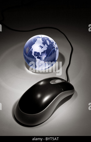 Globe bleu et souris d'ordinateur pour le fond Banque D'Images