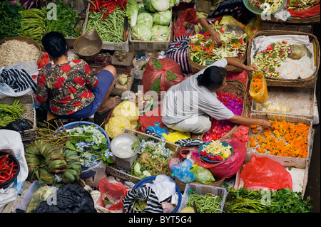Le marché public à Ubud, Bali, est un endroit animé et coloré, tôt le matin lorsque les balinais viennent pour acheter de la nourriture. Banque D'Images