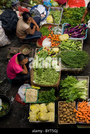 Le marché public à Ubud, Bali, est un endroit animé et coloré, tôt le matin lorsque les balinais viennent pour acheter de la nourriture. Banque D'Images