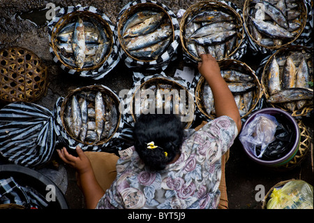 Le marché public à Ubud, Bali, est un endroit animé et coloré, tôt le matin lorsque les balinais viennent pour acheter de la nourriture. Banque D'Images