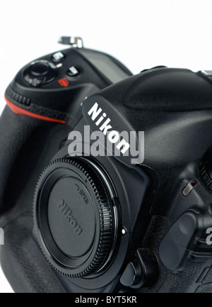 Portrait d'un Nikon D3 appareil photo numérique découpe sur fond blanc Banque D'Images