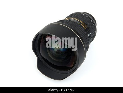 Nikkor 24mm f/2.8 ultra grand angle pour appareils photo Nikon dentelle sur fond blanc Banque D'Images